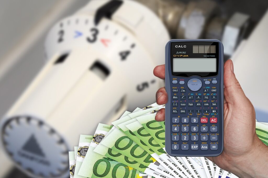 Eine Collage zum Thema Heizkosten: Vor einem Heizkörper-Thermostat ist ein Bündel Geldscheine abgebildet sowie eine Hand mit einem Taschenrechner.