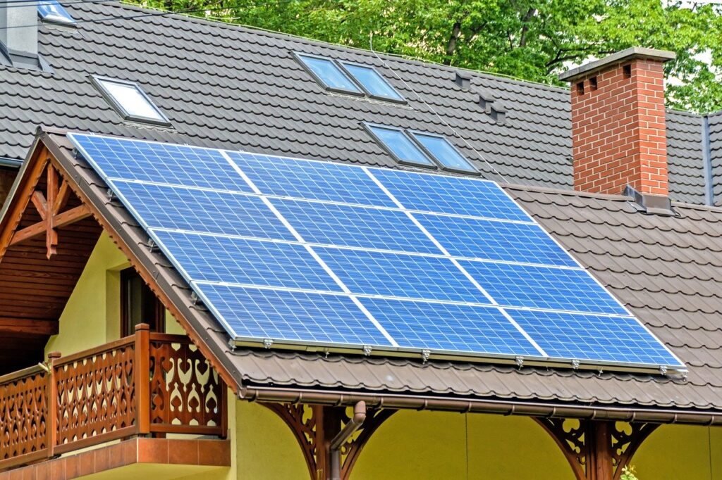 Auf einem Dach ist eine Photovoltaik-Anlage installiert